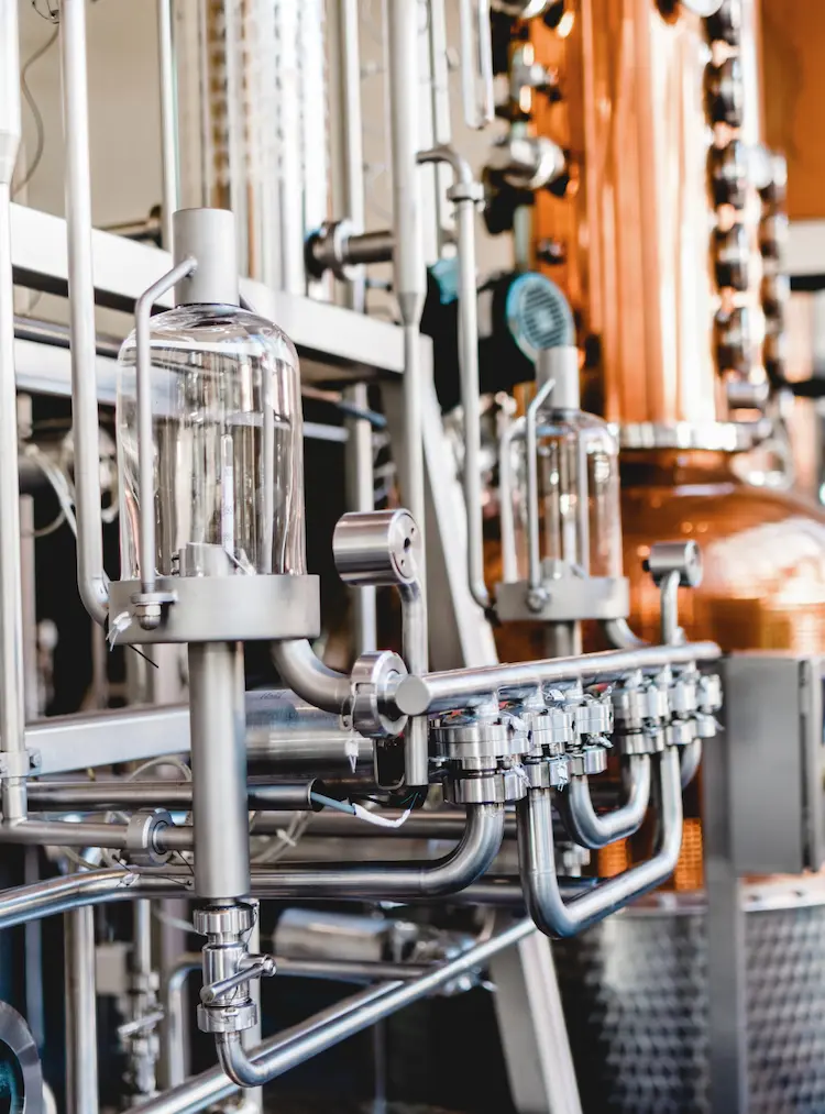 Équipement industriel de haute qualité utilisé pour la distillation dans une distillerie moderne
