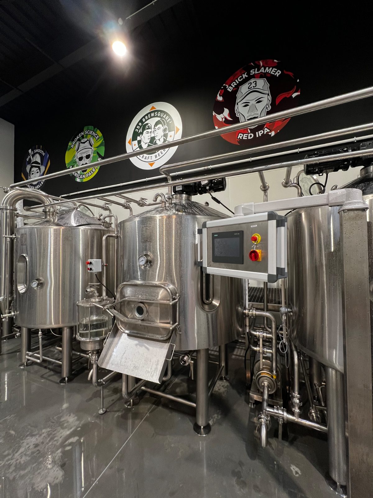 Salle de brassage inox installée par BrewFactory chez 359 BrewSquare à Cherbourg