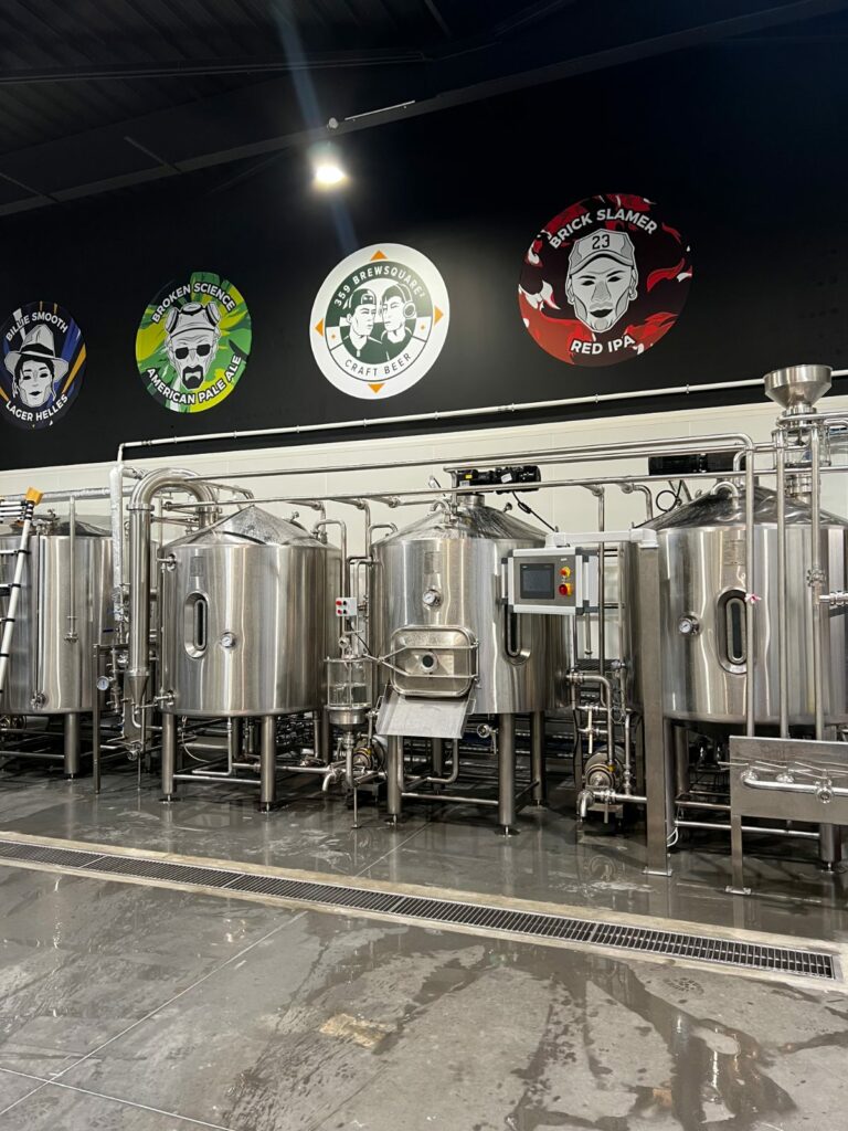 Cuves inox du taproom 359 BrewSquare à Cherbourg
