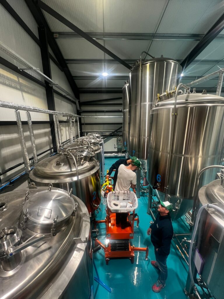 Fermenteurs coniques en inox brossé fabriqués pour BrewFactory, brasserie Chillossa à Arudy