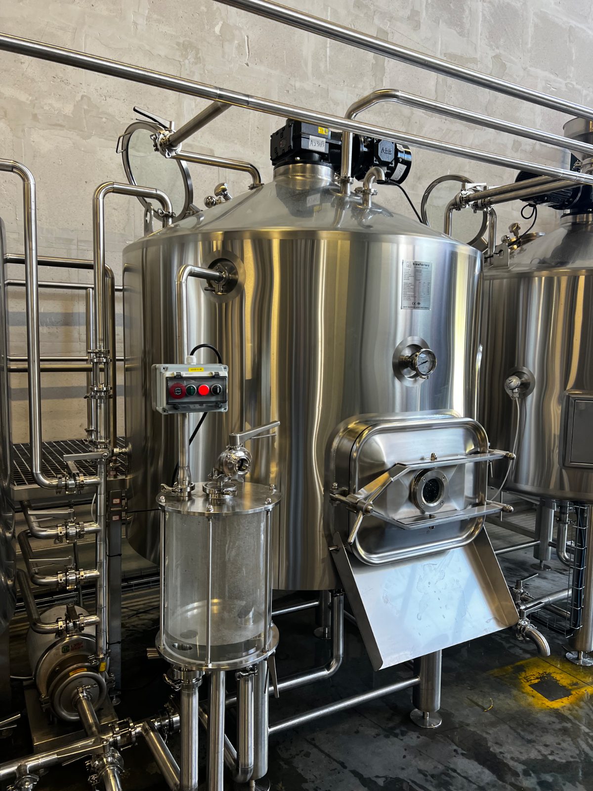brasserie-egua-oise-cuve-inox-brewfactory Cuve de brassage BrewFactory en inox, plaque constructeur — brasserie Egua, Oise