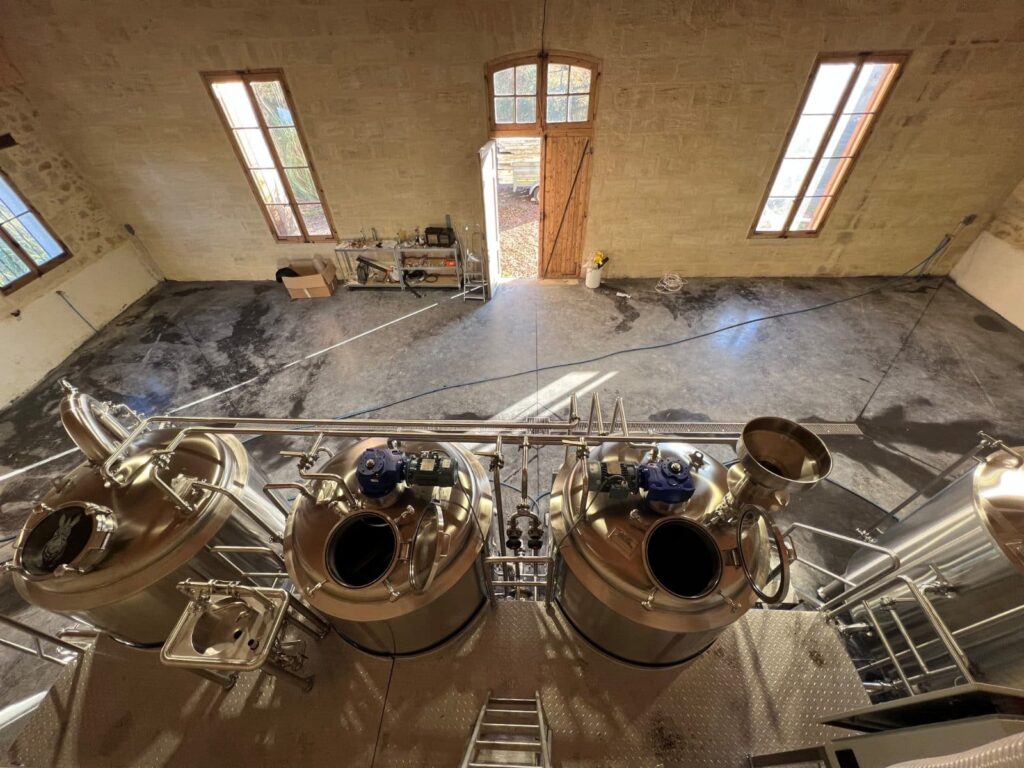 Salle de brassage en pierre équipée par BrewFactory, brasserie Zebra à Sauternes