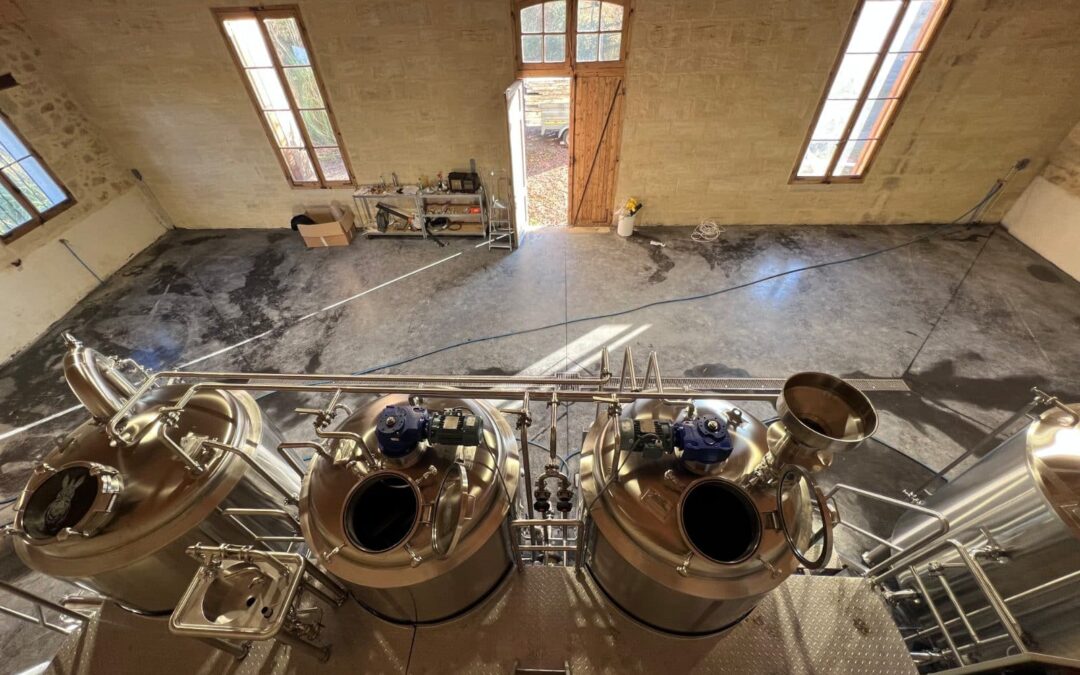 Salle de brassage 3 cuves BrewFactory en chai en pierre — brasserie Zebra, Sauternes