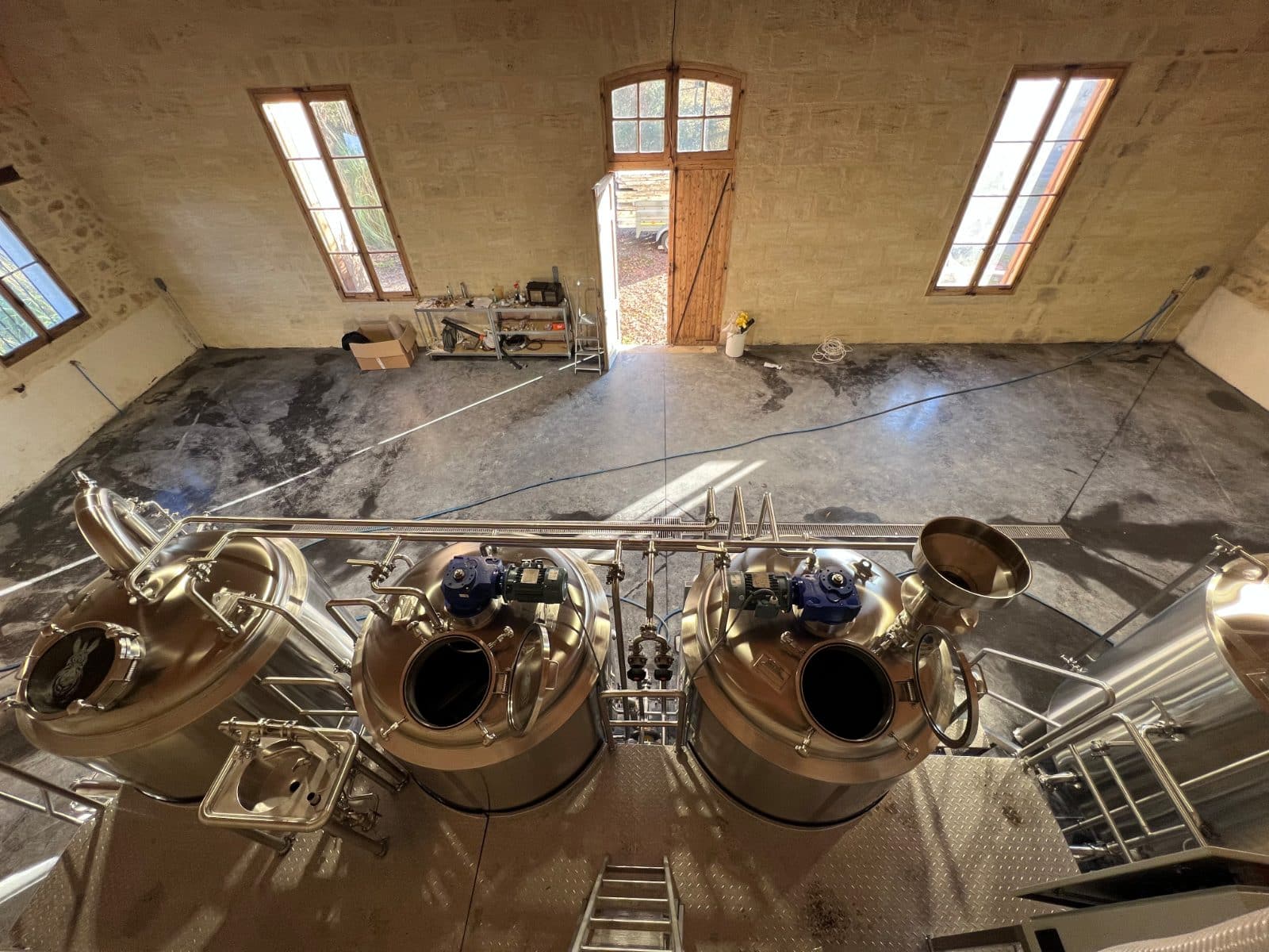 brasserie-zebra-sauternes-salle-de-brassage-pierre-brewfactory Salle de brassage 3 cuves BrewFactory en chai en pierre — brasserie Zebra, Sauternes