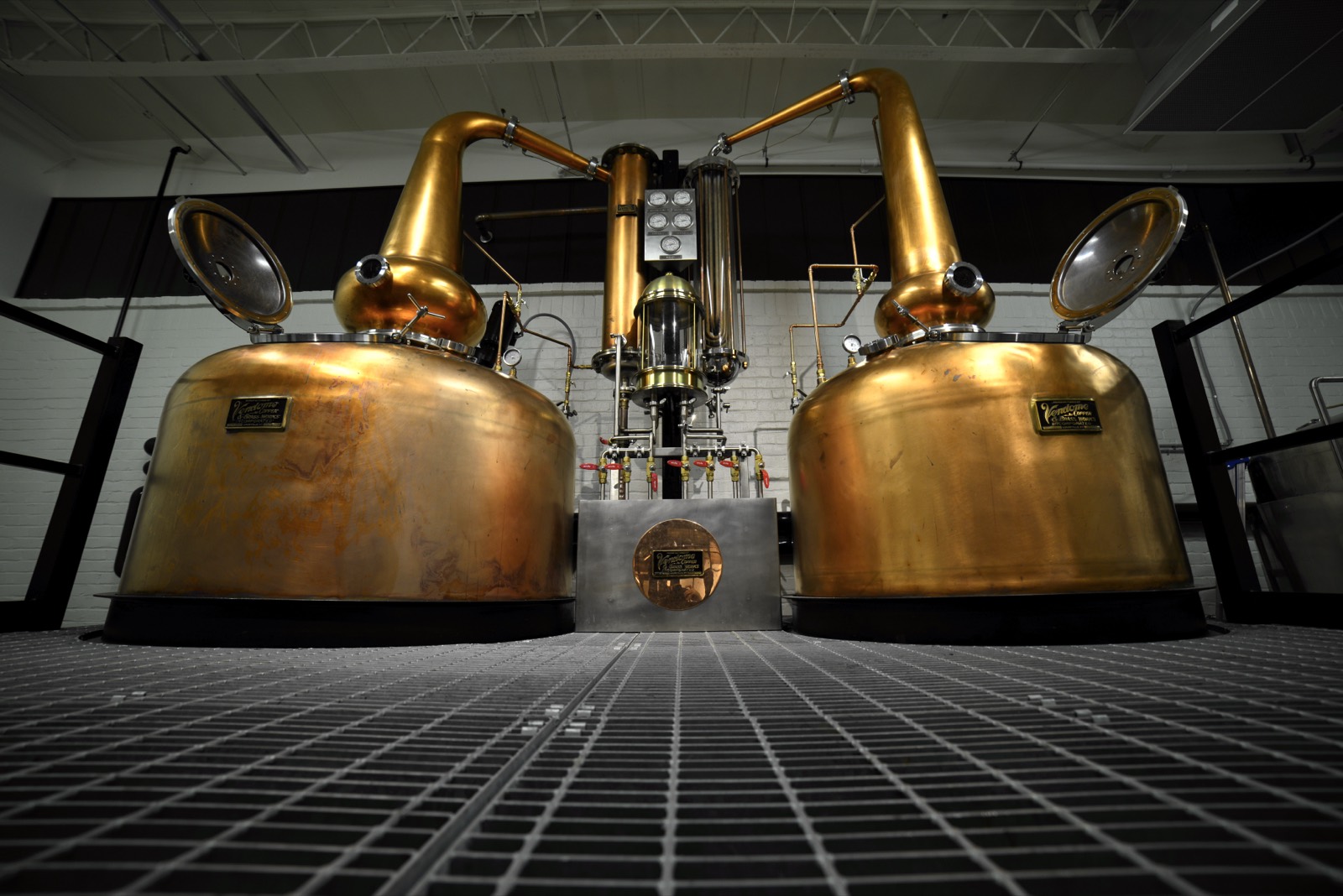Alambics en cuivre dans une distillerie artisanale — illustration BrewFactory